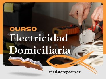 Imagen de un curso titulado 'CURSO Electricidad Domiciliaria'. En la imagen se observan manos trabajando con herramientas eléctricas y componentes, incluidos un destornillador y un dispositivo eléctrico blanco. También hay cables enrollados de color blanco y un dispositivo de medición naranja sobre la mesa. El texto incluye la dirección web 'cflcristorey.com.ar'.