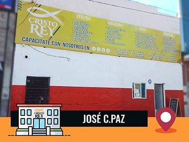 Fachada de la Sucursal en Cuartel V con un gran cartel publicitario en su frente. El cartel promueve actividades de formación laboral y educativa ofrecidas por el Centro 'Cristo Rey'.